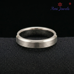 Bague en platine de luxe avec diamants pour femme, bijoux de fiançailles modernes et minimalistes au style intemporel et à l'éclat brillant - Product Image 1