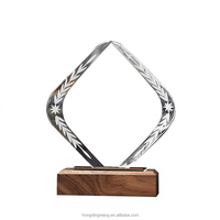 Plaque trophée en verre cristal vierge en forme ronde, avec gravure et impression de logo personnalisés, motif petite étoile, avec base en bois, vente en gros