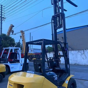 Chariot élévateur Komatsu FD30 d'occasion de grande valeur, idéal pour les entreprises de location - Product Image 1