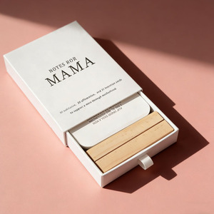 Coffret de 60 cartes d'affirmation pour maman, cadeau pour maman après l'accouchement, avec <span class=keywords><strong>support</strong></span> en bois dans une boîte à tiroir blanche - Product Image 1