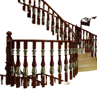 Rampe d'escalier durable en aluminium, bois et laiton Colonnes en acier décoratives spécialement conçues pour les balustrades de villas intérieures