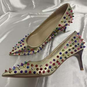 Zapatos de Tacón Bajo de 2 Pulgadas para Mujer, con Remaches, para Damas de Honor, Fiestas, Citas, Zapatos Sexys con Punta en Pico, Talla Grande, Personalización de Logotipo de Fábrica - Product Image 2