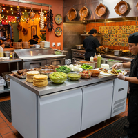 Réfrigérateur de cuisine professionnel en acier inoxydable sous comptoir, table de préparation réfrigérée, plan de travail réfrigéré