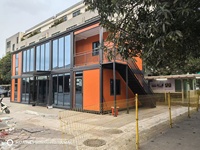 Maison préfabriquée en conteneur SUBEI à double étage pour café, restaurant, avec toit en pente et mur-rideau en verre, bureau