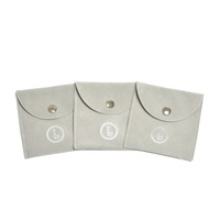 Pochette à bijoux personnalisée de luxe gris clair, mini pochette à bijoux en daim avec rabat et bouton