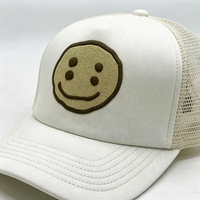 Cappellino Trucker Personalizzato a 5 Pannelli con Stampa a Rilievo, Faccina Sorridente, Frontale in Schiuma Elastica e Retro in Rete, Regolabile