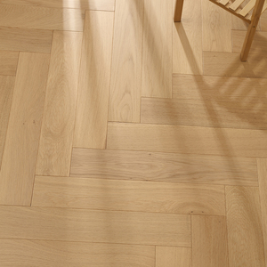 พื้นไม้มะฮอกกานีแท้ลายก้างปลา ดีไซน์ทันสมัย หนา 4 มม. มาตรฐาน ENF เป็นมิตรกับสิ่งแวดล้อม ระบบล็อคสำหรับทำความร้อนใต้พื้น ไม้ธรรมชาติ - Product Image 1