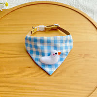 Écharpes pour animaux de compagnie de style mignon, cache-cou en peluche de dessin animé et bandanas pour chiens et chats, accessoires pour animaux de compagnie à carreaux adorables