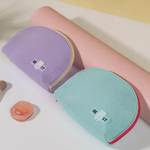 Borsa per il trucco cosmetico a semicerchio di grande apertura borsa a rete da spiaggia con logo personalizzato per le vacanze