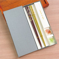 Ensemble de baguettes traditionnelles japonaises à motif de fleurs de cerisier avec repose-baguettes, pratiques pour les décorations de table de mariage
