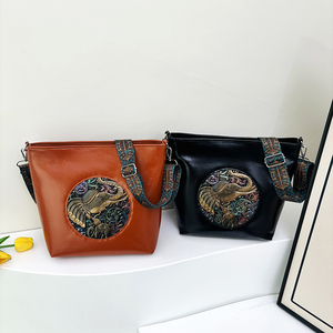 Carta padrão Shoulder Tote <span class=keywords><strong>Bag</strong></span> com Zipper Encerramento Preppy Estilo <span class=keywords><strong>Vintage</strong></span> Design Correntes Decoração Crossbody Carteira para Lady - Product Image 3