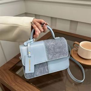 Bolso de mano moderno y de alta gama para mujer, hecho de acrílico impermeable con un brillante diseño efecto fideos. Accesorio de - Product Image 1