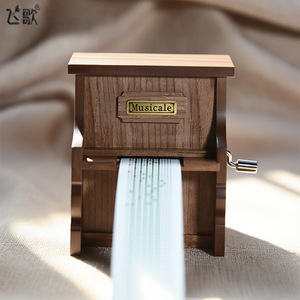 Vente en gros <span class=keywords><strong>de</strong></span> 15 notes <span class=keywords><strong>de</strong></span> composition <span class=keywords><strong>de</strong></span> ruban <span class=keywords><strong>de</strong></span> papier à manivelle <span class=keywords><strong>Piano</strong></span> droit Boîte à musique DIY Noyer Vintage Boîte à musique en bois - Product Image 2