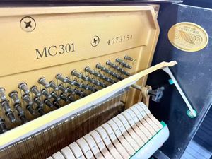 Piano droit d'occasion MC301 (Clavier et plancher acoustique en bois massif, style mécanique, 88 touches) (Fabriqué au Japon) - Product Image 5