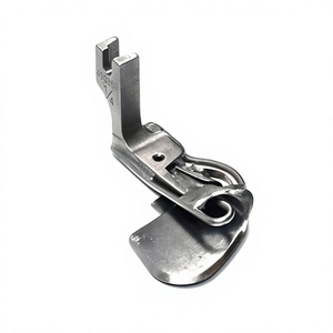 Pied presseur triple pliage <span class=keywords><strong>pour</strong></span> machines à coudre plates informatisées universelles ; <span class=keywords><strong>pour</strong></span> ourlets, revers et tissus épais 3 - Product Image 1