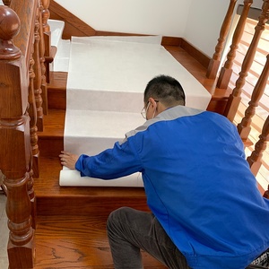 Rouleaux de tissu non tissé <span class=keywords><strong>blanc</strong></span> antidérapant, respirant, imperméable, écologique, uni, avec <span class=keywords><strong>colle</strong></span> adhésive pour la protection des sols - Product Image 6
