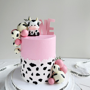 Bebé vaca muñeca de goma suave Zodiaco vaca pastel de cumpleaños para niños decorado con bolas en blanco y negro pastel Topper proveedores - Product Image 2
