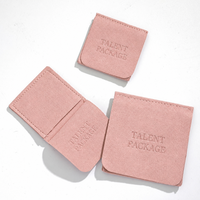 Pochette en velours microfibre Talent 8x8cm avec rabat et fermeture boutonnée, portable pour emballage de colliers, bagues et bijoux – Exclusif