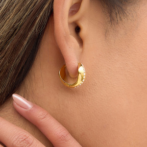 Boucles d'oreilles Huggie en acier inoxydable, forme géométrique, serties de strass, bijoux de soirée - Product Image 4