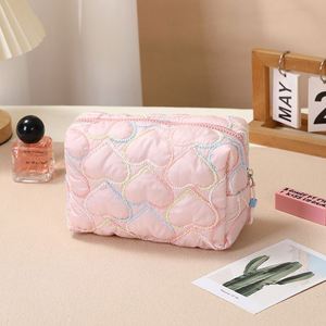Bolsas de Maquillaje Pequeñas Acolchadas con Forma de Corazón para Niñas, Bolsas de Cosméticos, Neceseres de Belleza, Bolsas de Aseo con Logotipo Personalizado - Product Image 3
