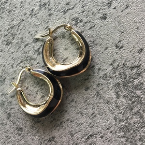 Style français en laiton plaqué or <span class=keywords><strong>noir</strong></span>/blanc émail petit chunky boucles d'oreilles créoles pour les femmes - Product Image 4