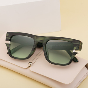 Gafas de Sol Polarizadas para Hombre ZS-98245P, Protección UV400, Montura de PC, Lentes TAC, Estilo Cuadrado Negro, Protección Solar para Conducir - Product Image 2