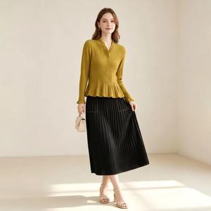 Ensemble plissé <span class=keywords><strong>chic</strong></span> français de luxe discret pour femme, tenue de bureau professionnelle, chemisier à volants et jupe droite, idéal pour les soirées - Product Image 3