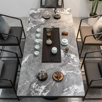 Table à thé moderne en marbre gris avec base à lattes foncées pour bureau de luxe minimaliste et salon d'affaires