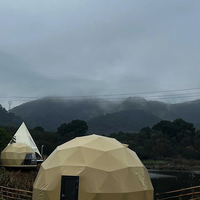 Dôme de glamping de luxe imperméable à usage toutes saisons avec salle de bain privée et kitchenette pour séjours en plein air de type hôtelier
