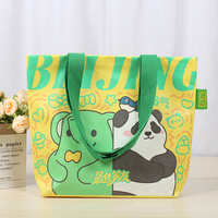 Sac fourre-tout en papier Tyvek personnalisé en usine, imprimé en couleur, motif de dessin animé mignon, imperméable, recyclable, avec poignées