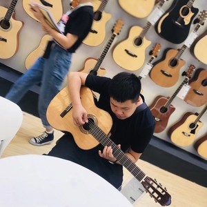 Guitare classique en bois massif de 39 pouces, dessus en cèdre, dos et côtés en palissandre, finition brillante, cordes en nylon Savarez, Alston DC-960 - Product Image 2