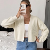 Vêtements en gros pour femmes : Cardigan en crochet brodé, style de marque, idéal pour les robes d'église