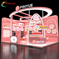 Stand d'exposition moderne rose et blanc avec arches LED incurvées, comptoir de présentation à niveaux, étagères rétroéclairées, bureau d'accueil et espace de réunion
