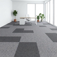Dalles de moquette commerciales modernes 50x50 en PP/PVC, couleur unie, bouclées, écologiques, résistantes à l'eau et lavables, idéales pour les bureaux et les espaces domestiques adaptés aux animaux.