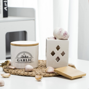 Factory ceramic garlic storage jar garlic keeper wholesale bamboo lid for kitchen usage