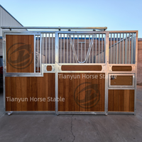 Système d'écurie moderne de luxe pour chevaux, en acier galvanisé européen, avec panneaux en bambou/WPC durables, pour extérieur, de qualité supérieure et modulaire.