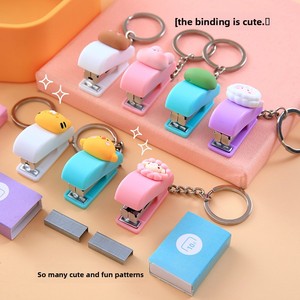Mini Engrapadora Portátil y Adorable con Diseño Creativo de Animales 3D para Uso en <span class=keywords><strong>Oficina</strong></span> y Estudiantes Llavero de Resina. - Product Image 1