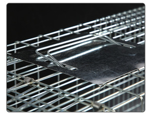 Vente en gros de piège pliable en métal massif pour chats et lapins Cage de sauvetage pour animaux vivants et antiparasitaire 61x18x21cm en stock - Product Image 4