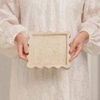 Plateau de service carré en travertin avec bord ondulé, plateau de table basse décoratif pour la chambre à coucher, plateau à dessert pour le thé de l'après-midi