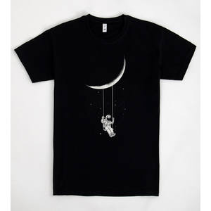 T-shirt Moon Swing Astronaut noir à col rond avec design graphique sur le thème de l'espace - Product Image 1