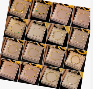 <span class=keywords><strong>Bracelet</strong></span> chaîne cubaine : plaqué or 18 carats, acier inoxydable 316L avec chiffres romains et breloques papillon carrées - Product Image 1