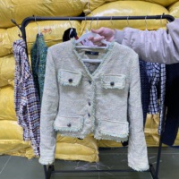 Vestes en tweed d'occasion en gros pour les friperies et les revendeurs, manteaux en bouclette usagés en vrac