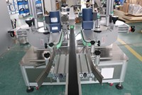 Applicateur d'étiquettes automatique SKILT pour le collage d'étiquettes sur un ou deux coins des petites boîtes |   Machine d'étiquetage pour cartons et emballages