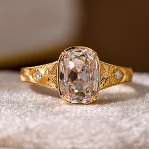 Un anillo con el mismo estilo que el de <span class=keywords><strong>Taylor</strong></span> <span class=keywords><strong>Swift</strong></span>, un diseño tallado a mano con corte de mina antiguo que ha recibido atención mediática global - Product Image 2