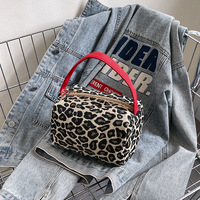 Sac de toilette pliable et imperméable en velours côtelé doux, motif fraise, fermeture éclair, capacité 3-6L, nouvelle collection été 2025 pour femme