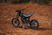 Motocicleta Eléctrica Todoterreno Surron Ultra Bee HP, 74V 55Ah 12.5kW, Tracción Media, 90km/h, Alta Velocidad, Cuadro de Aluminio - Product Image 5