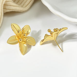 Boucles d'oreilles clous en laiton plaqué or 18 carats sans nickel, motif fleur épanouie exagérée, style bohème, bijoux de luxe pour l'été et les vacances - Product Image 4