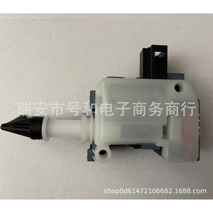 มอเตอร์ฝากระโปรงท้ายรถยนต์ Volkswagen รุ่น 18G827061 สีดำ อะไหล่ทดแทนสำหรับรถยนต์ Bora - Product Image 3