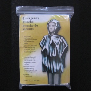 Poncho de Emergencia 50x80 Pulgadas, Impermeable, Equipo de Supervivencia para Exteriores, para la Prevención de la Hipotermia - Product Image 1
