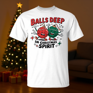 Camiseta con estampado de bolas navideñas, con un espíritu festivo y un mensaje de Feliz Navidad - Product Image 3